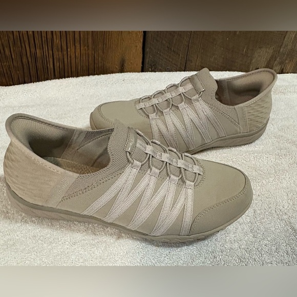 Skechers Women’s Taupe Breathe EasyRoll-With-Me Slip-Ins Size 9 - Picture 1 of 8